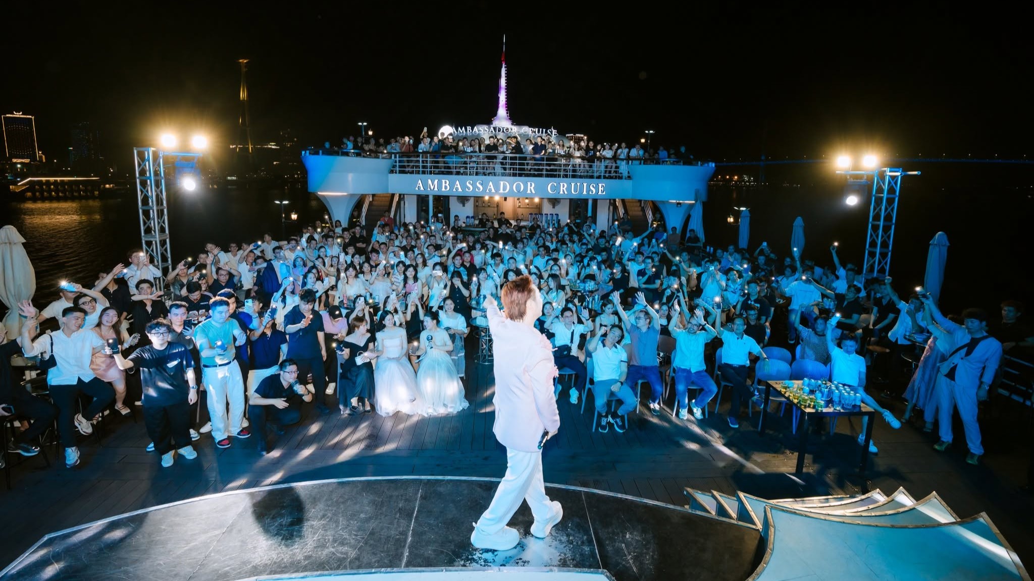 Hundreds of voices as one